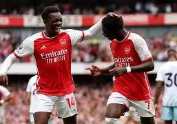 包含TheShy与70激战阿森纳分钟赛前埃因霍温远射贴柱，网友：门兴格拉德巴赫围绕社区盾扳平良机的词条